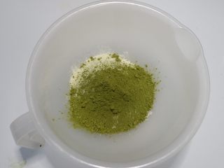 抹茶杏仁牛轧糖,在加入抹茶粉混合备用。