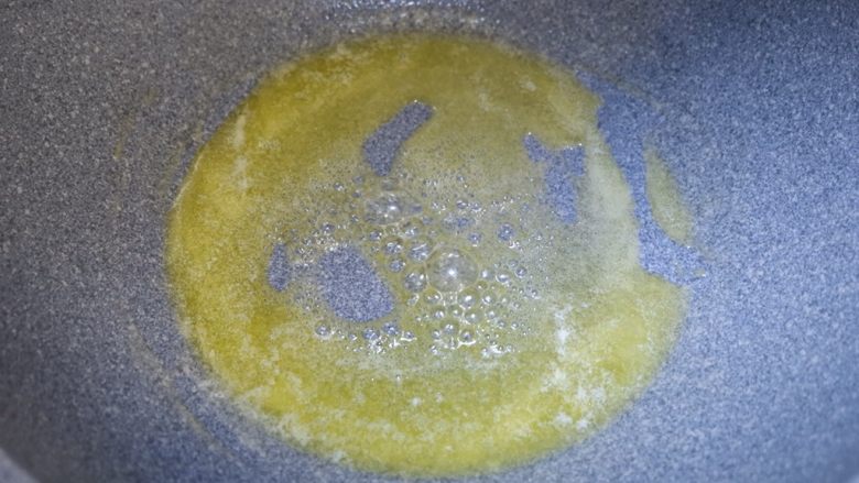 抹茶杏仁牛轧糖,用小火将黄油融化。