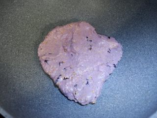 花生紫薯牛轧糖,翻炒至干果被棉花糖完全包裹住。