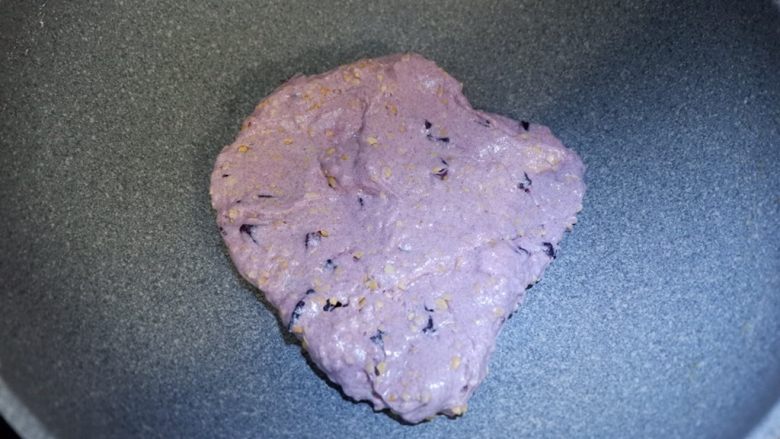 花生紫薯牛轧糖,翻炒至干果被棉花糖完全包裹住。