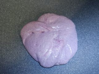 花生紫薯牛轧糖,翻炒至奶粉与棉花糖完全融合。