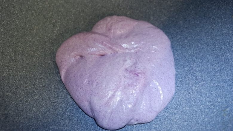 花生紫薯牛轧糖,翻炒至奶粉与棉花糖完全融合。