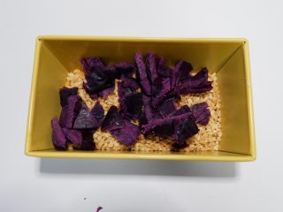 花生紫薯牛轧糖,烤好的花生放凉后加入紫薯干混合备用。