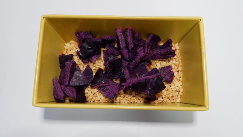 花生紫薯牛轧糖,烤好的花生放凉后加入紫薯干混合备用。