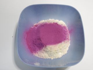 花生紫薯牛轧糖,在加入紫薯粉混合备用。