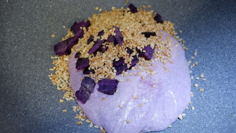 花生紫薯牛轧糖,加入花生紫薯干