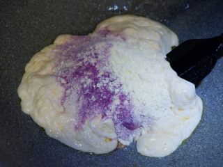花生紫薯牛轧糖,加入混合好的奶粉。