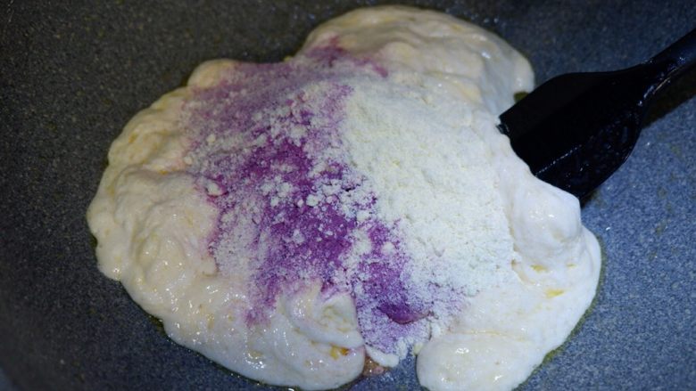 花生紫薯牛轧糖,加入混合好的奶粉。