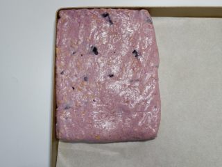 花生紫薯牛轧糖,用刮刀压板协助将棉花糖整形好。