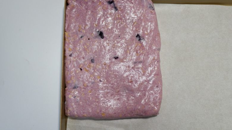 花生紫薯牛轧糖,用刮刀压板协助将棉花糖整形好。