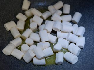 黑芝麻核桃牛轧糖,加入棉花糖。