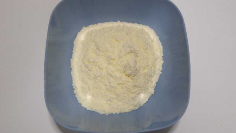 黑芝麻核桃牛轧糖,奶粉加入1g盐混合备用。