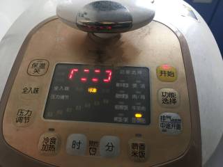 高压锅简易版老妈蹄花汤,选择“蹄筋”功能；大概需要煮2个小时左右；