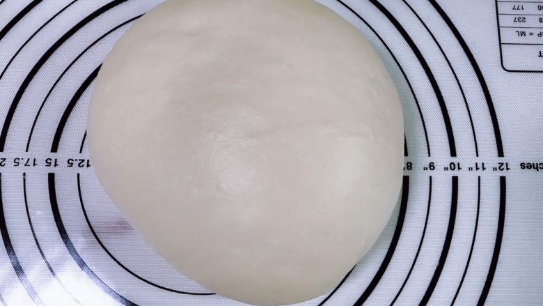 爆浆肉松面包,扩展状态之后放入黄油继续2档揉匀，期间可以用剪刀陆陆续续的剪段面团，能够加快出膜速度