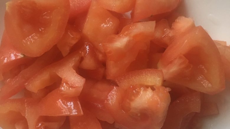 蒸面条,西红柿切碎