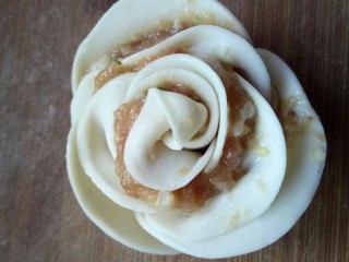 玫瑰花饺,卷好后，可以再修整下“花瓣”，这样
一个玫瑰花饺子就做好了，