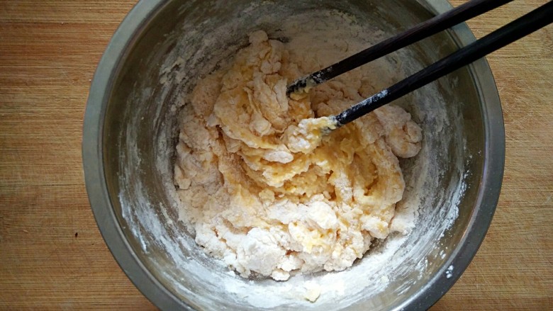 酸奶肉松华夫饼（无油无泡打粉）,用筷子搅拌成雪花状。