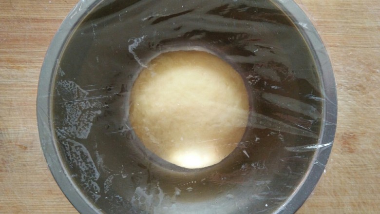 酸奶肉松华夫饼（无油无泡打粉）,揉成光滑面团，盖保鲜膜醒发。