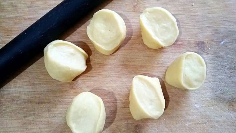 酸奶肉松华夫饼（无油无泡打粉）,分割成大小合适的面剂。
