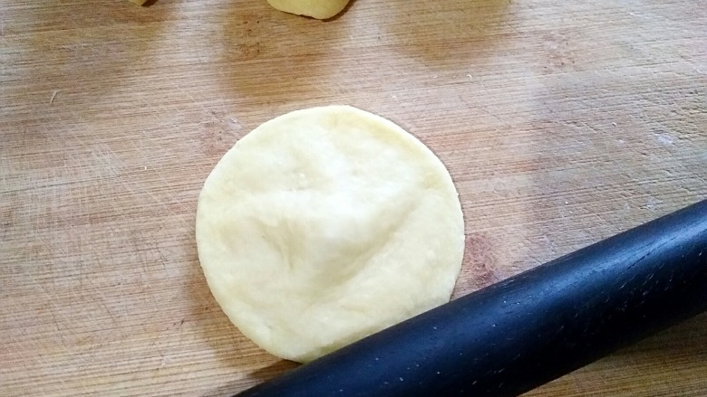 酸奶肉松华夫饼（无油无泡打粉）,将面剂按扁，擀成厚3毫米左右厚度的面皮。