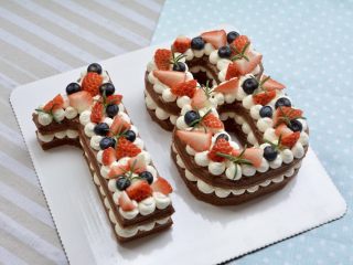 网红数字蛋糕,用草莓、蓝莓、迷迭香装饰