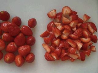 网红数字蛋糕,草莓切小块