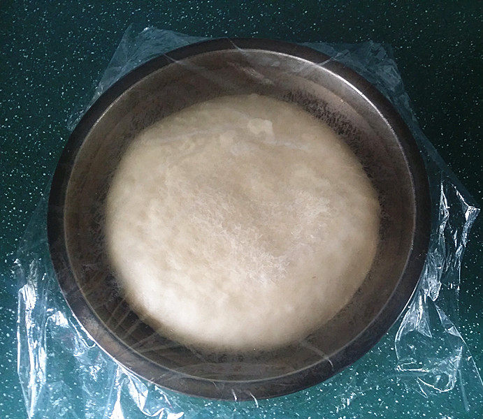 豆沙花瓣面包,接着将面团重新搓圆、盖膜入冰箱过夜发酵至2.5倍大