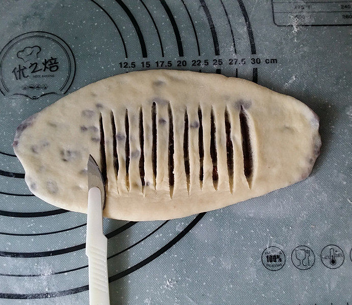 豆沙花瓣面包,用小刀在中间划开多条刀口，且不要划断底部面皮