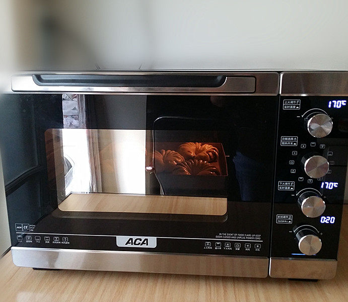 豆沙花瓣面包,送入预热好的烤箱中层：170度、上下火