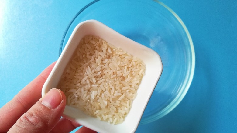 花生二米粥,大米倒入碗中