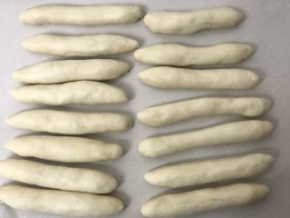 奶香辫子面包,全部搓成大约15厘米长，要盖上保鲜膜哦防干