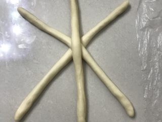 奶香辫子面包,再从第一个开始继续用两手掌搓长，3 个为一组，长途大约30厘米长，像图中这样摆放