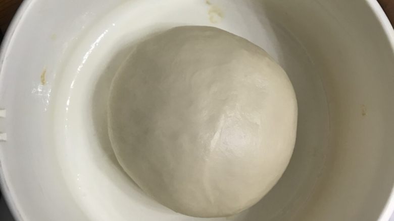 奶香辫子面包,整圆放入保鲜盒里盖上盖子放进发酵箱温度在28度进行一发