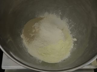 奶香辫子面包,放入奶粉