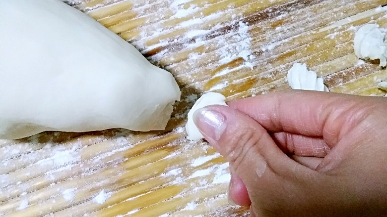 培根时蔬炒猫耳面,直接揪拇指指盖大小的面剂在盖帘上搓一下。
