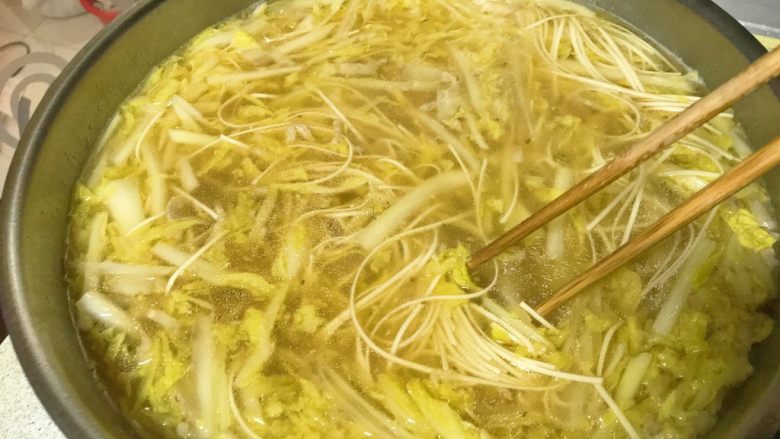 白菜肉丝热汤面,要用筷子拨动，防止粘在一起。
