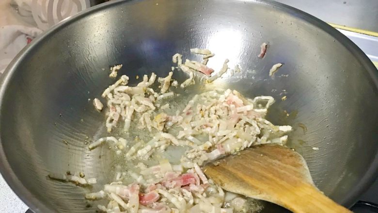 白菜肉丝热汤面,下入猪肉煸炒泛白。