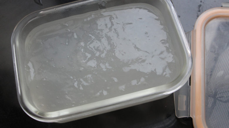 麻辣凉粉,将完全煮熟的淀粉糊倒入一个感觉的容器里，无需抹油一样很好脱模。待温度降下来以后盖上盖子，放冰箱冷藏两小时以上至完全凝固即可。