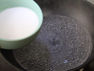 麻辣凉粉,水开后缓缓倒入淀粉水，一边倒一边快速搅动，让淀粉水受热均匀。