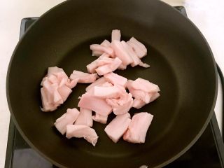 自制猪油,锅烧温热后加入肥肉片