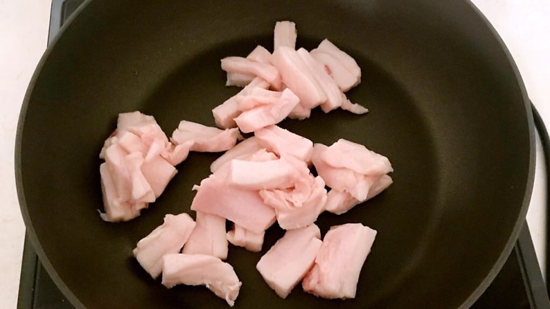 自制猪油,锅烧温热后加入肥肉片