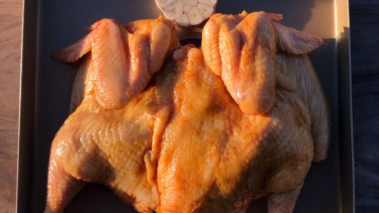 脆皮烤鸡,把洋葱和蒜头藏在鸡身下面，避免烤焦。也可以让香气充满鸡肉里。