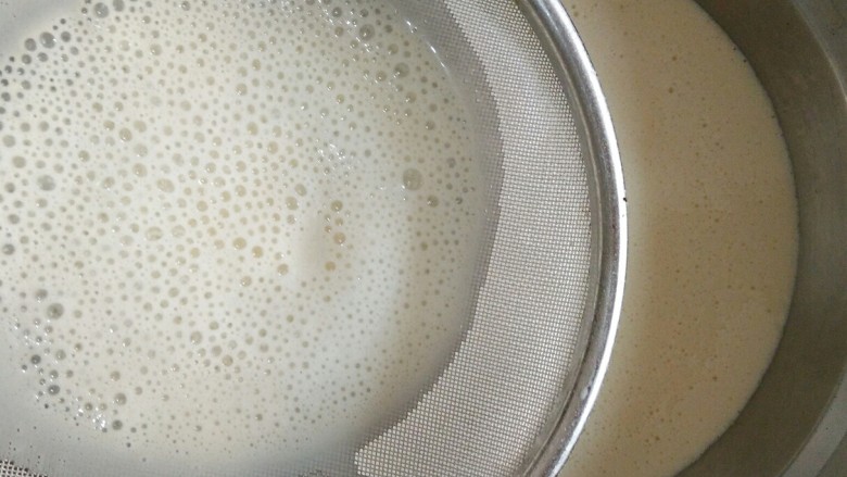 双味香蕉千层（无黄油）附史上超详细制作过程,将搅拌均匀的粉糊过筛（至少过筛两次）。然后放进冰箱冷藏20分钟。