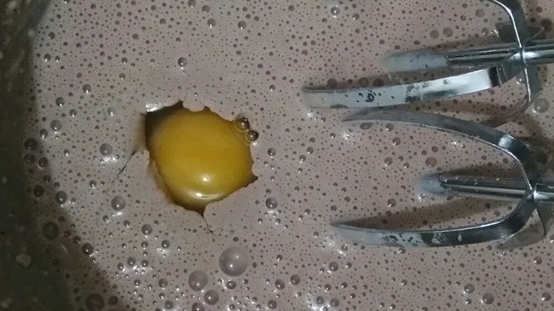 双味香蕉千层（无黄油）附史上超详细制作过程,然后打入一个鸡蛋。