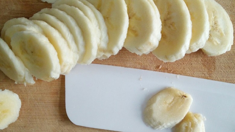 双味香蕉千层（无黄油）附史上超详细制作过程,香蕉切片。