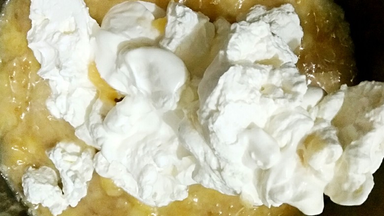 双味香蕉千层（无黄油）附史上超详细制作过程,然后将打发的奶油一半加入香蕉泥中，另一半留着备用。