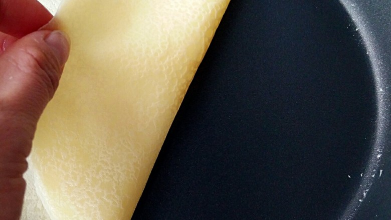 双味香蕉千层（无黄油）附史上超详细制作过程,直接揭起放一边晾凉就好。