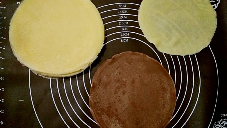 双味香蕉千层（无黄油）附史上超详细制作过程,同样的方法做出原味的和可可味的饼皮。（按我方子中的比例两种饼皮各能做8张）