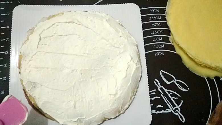 双味香蕉千层（无黄油）附史上超详细制作过程,在原味饼皮上再抹一层奶油。