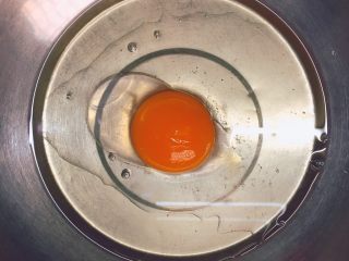 香酥炉果,将玉米油倒入干净大盆中，加入鸡蛋液。
